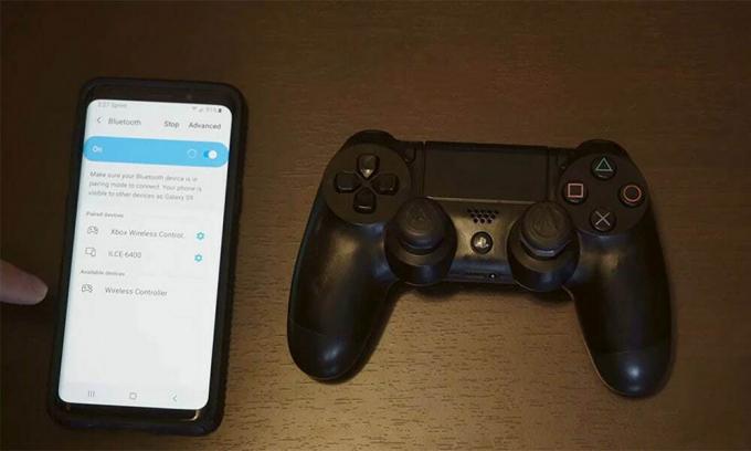 Как да поставите PS4 контролера в режим на сдвояване