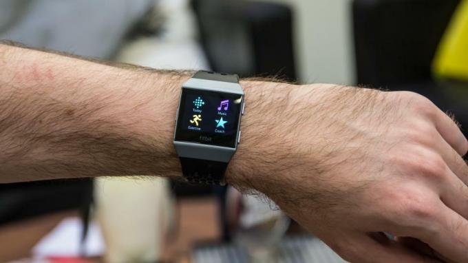 „Fitbit Ionic“ apžvalga: „Fitbit“ GPS išmanusis laikrodis dabar kainuoja tik 179 svarus