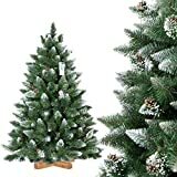 Obrázek FairyTrees umělý vánoční stromeček PINE, přírodní zasněžený, materiál PVC, pravé šišky, dřevěný stojan, 4 stopy / 120 cm, FT04-120