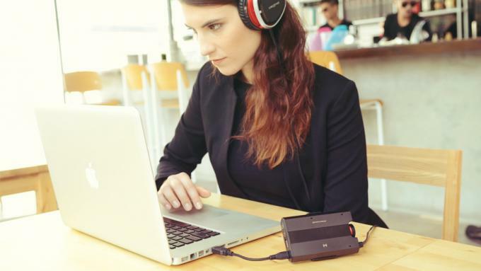 Creative Sound Blasteri E-seeria USB-helikaardid on topelt kaasaskantavate kõrvaklappide võimenditena
