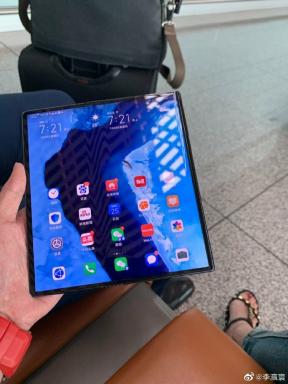 Huawei Mate X Terlihat di Tangan CEO Huawei