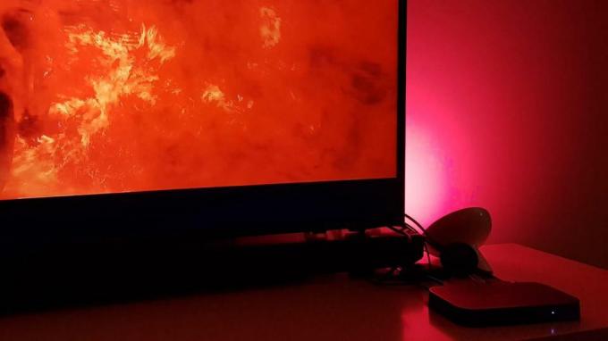 סקירת Philips Hue Play HDMI Sync Box: סנכרן את התאורה שלך לסרטים, למשחקים ולטלוויזיה שלך