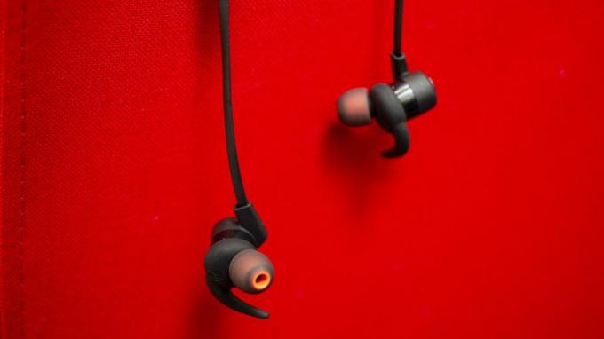 סקירה יצירתית של Outlier One Plus: האוזניות הטובות ביותר לחדר הכושר