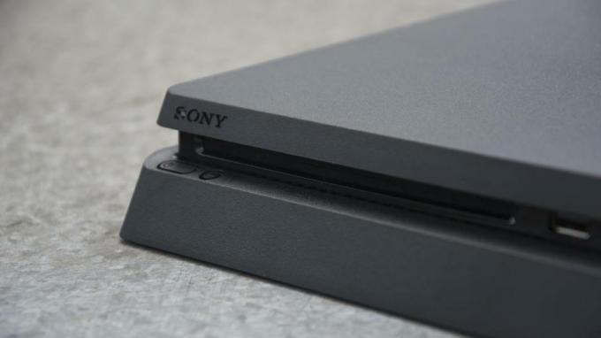 Tenké logo Sony pre PS4