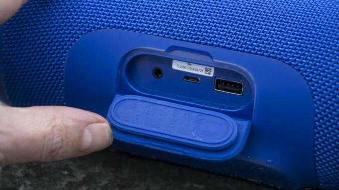 „JBL Charge 3“ apžvalga: garsus, tvirtas ir labai nešiojamas „Bluetooth“ garsiakalbis